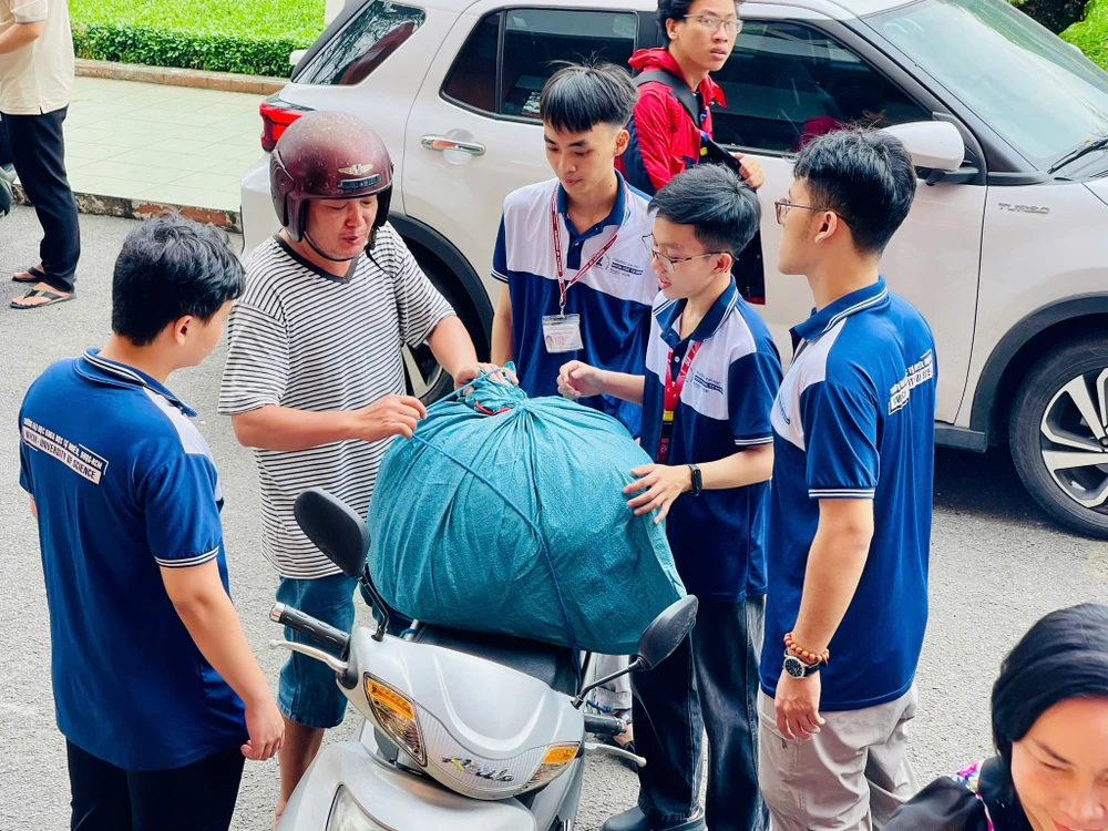 sinh-vien-cuu-tro-dong-bao-vung-lu (4).jpg