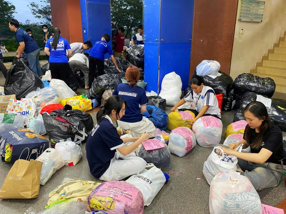 sinh-vien-cuu-tro-dong-bao-vung-lu (6).jpg