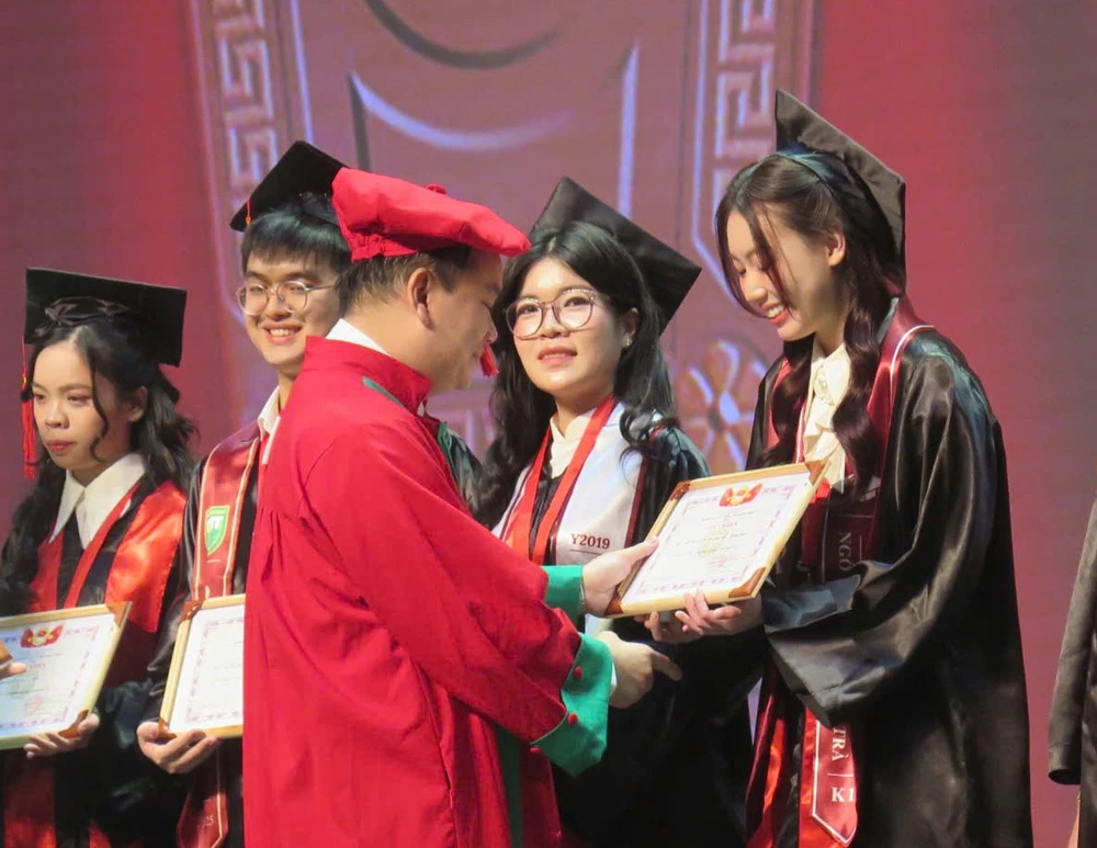 truong-dh-y-khoa-pham-ngoc-thach-tot-nghiep-1 (1).jpg