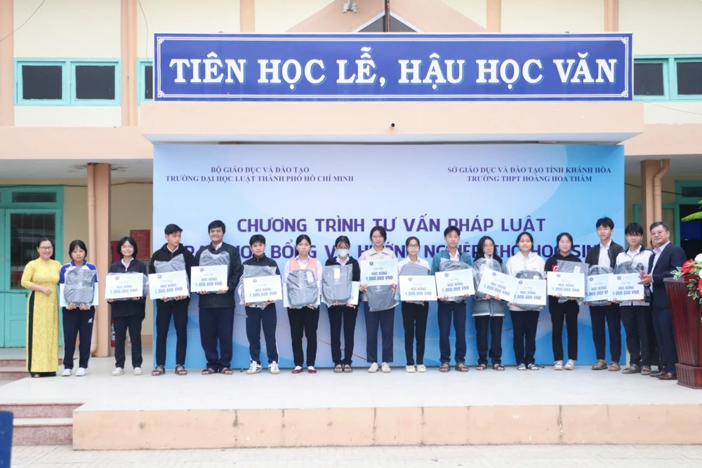 truong-dh-luat-tp-hcm-tuyen-sinh (3).jpg