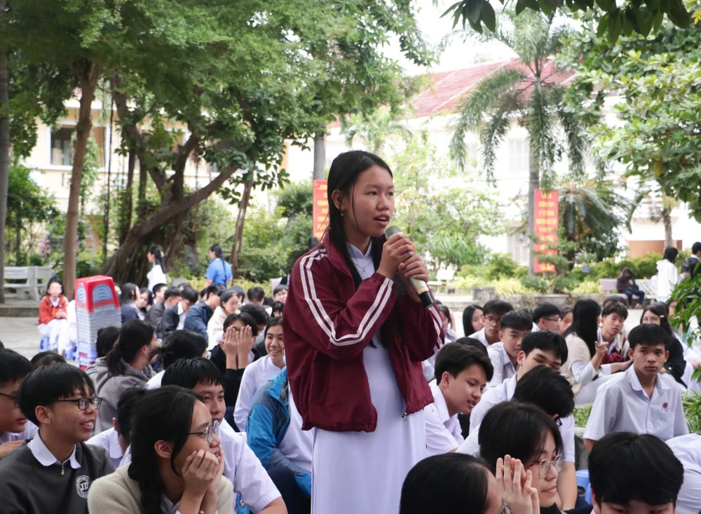 truong-dh-luat-tp-hcm-tuyen-sinh (4).jpg