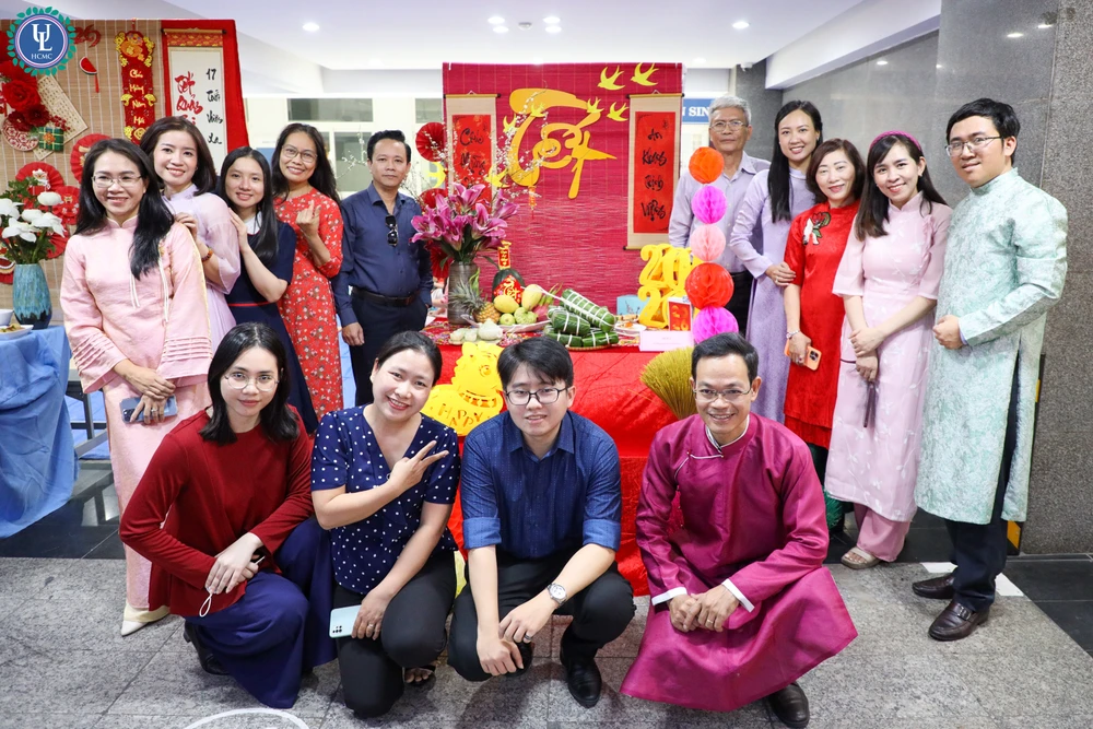 truong-dh-luat-tp-hcm-thuong-tet (2).JPG