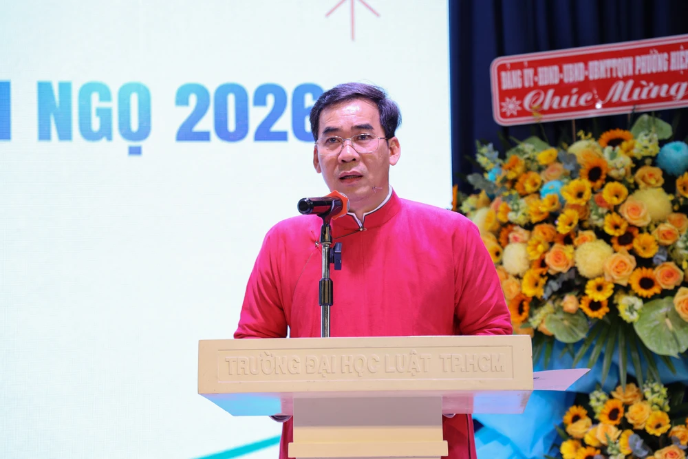 truong-dh-luat-tp-hcm-thuong-tet (3).jpg