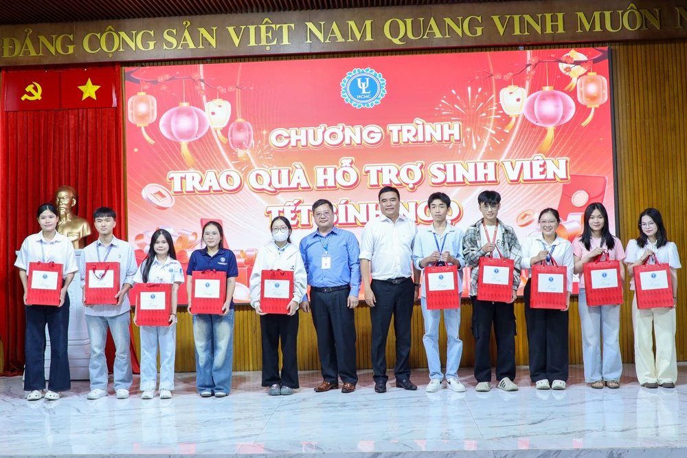 truong-dh-luat-tp-hcm-thuong-tet (4).JPG