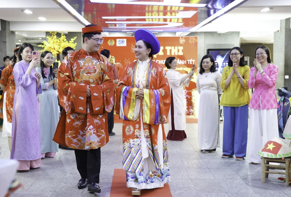 truong-dh-luat-tp-hcm-thuong-tet (5).jpg