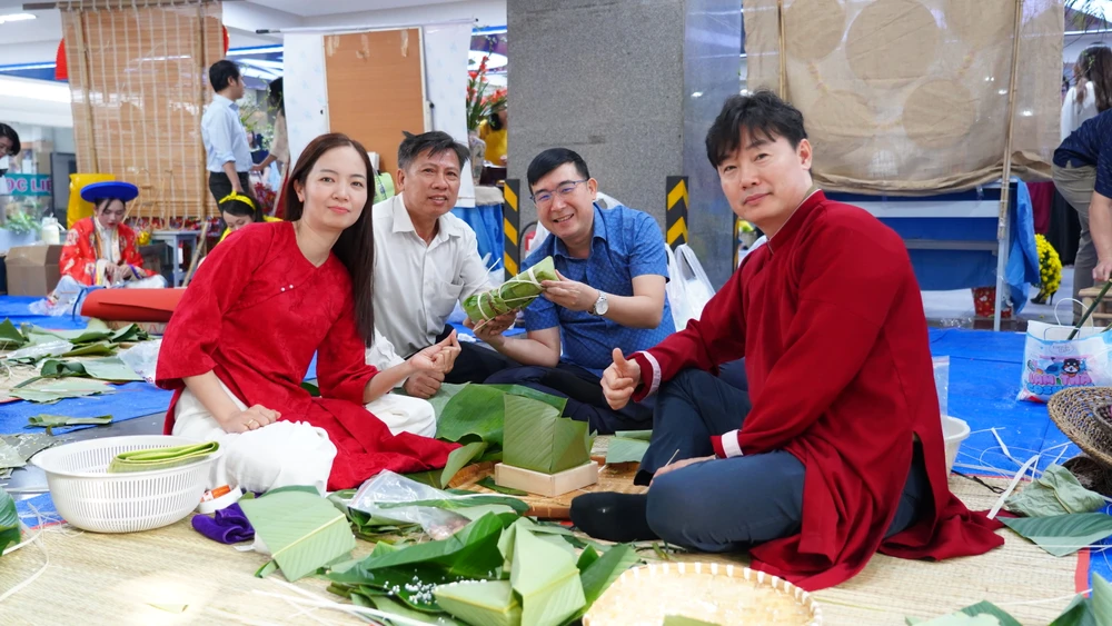 truong-dh-luat-tp-hcm-thuong-tet (6).JPG