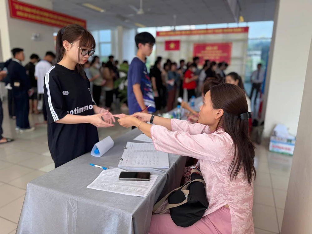 bau-cu-dai-bieu-quoc-hoi-ky-tuc-xa (9).jpg