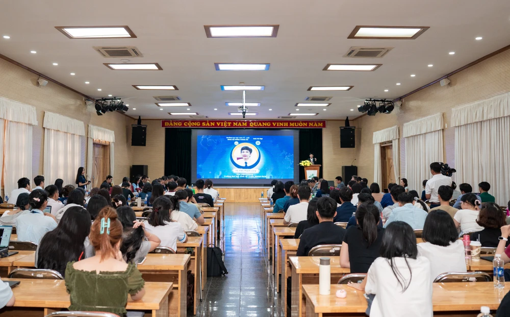 doanh-nghiep-uel-thuong-mai-dien-tu (1).JPG