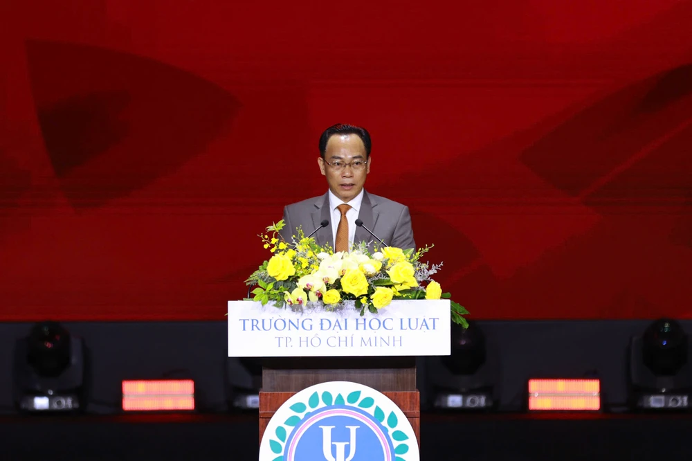 truong-dai-hoc-luat-tp-hcm-ky-niem (2).jpg