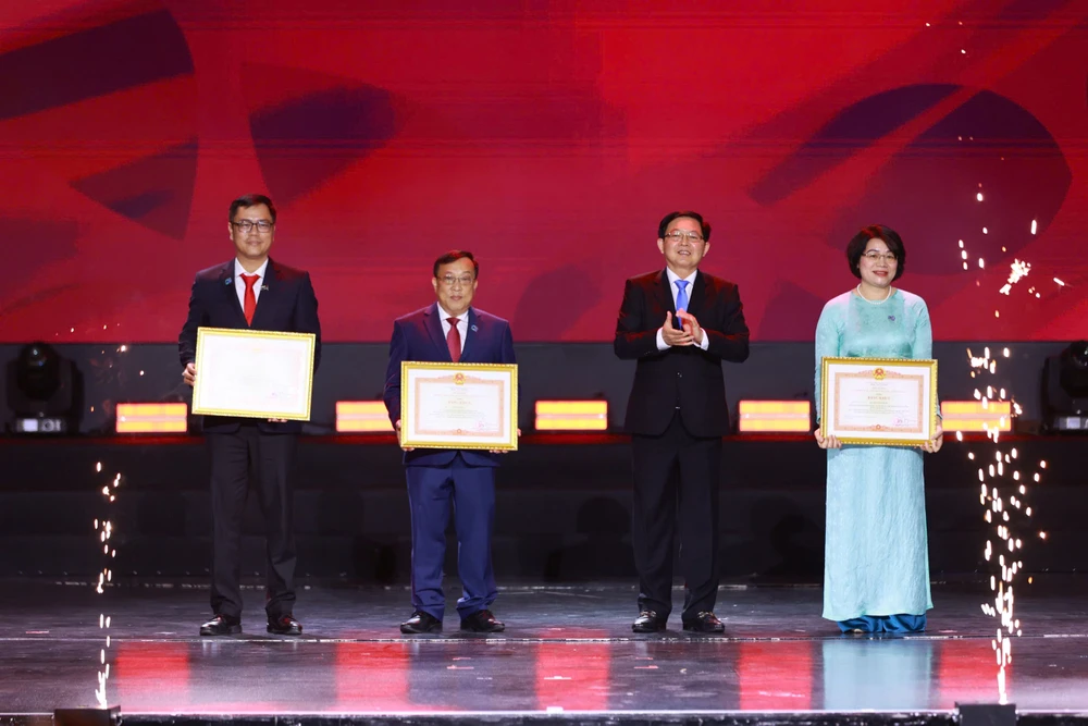 truong-dai-hoc-luat-tp-hcm-ky-niem (6).jpg