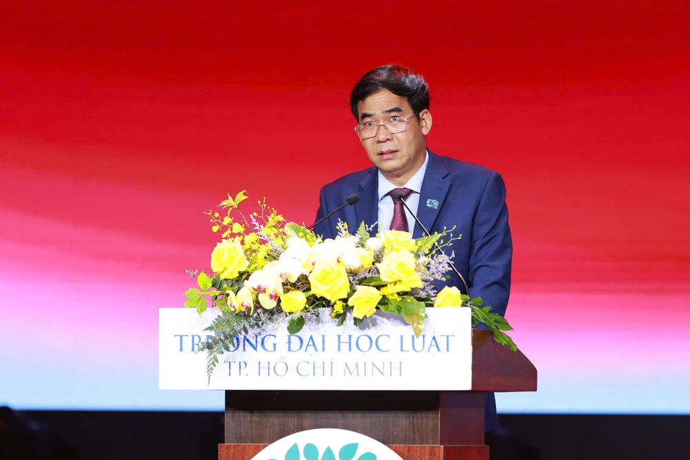 truong-dai-hoc-luat-tp-hcm-ky-niem (9).jpg