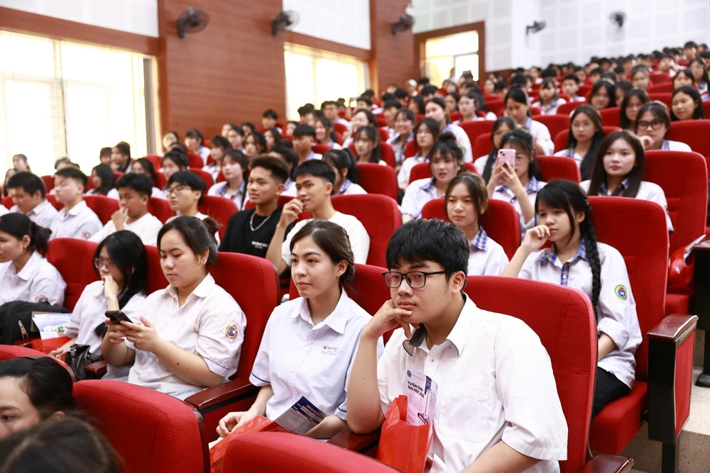 nganh-luat-quang-tri-truong-dai-hoc-luat-tp-hcm (1).jpg