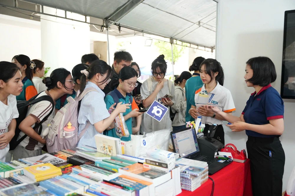 ngay-hoi-viec-lam-doanh-nghiep-UEH (2).jpg