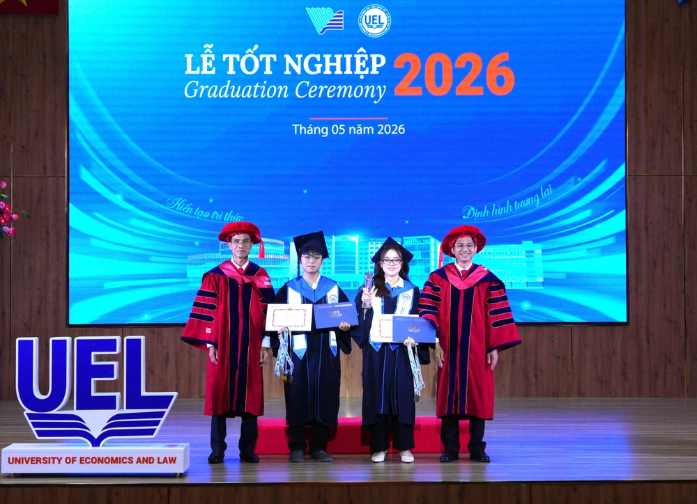 hieu-truong-uel-tot-nghiep (1).JPG