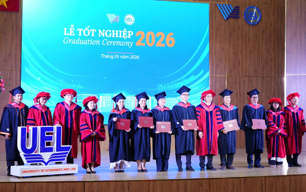 hieu-truong-uel-tot-nghiep (2).JPG