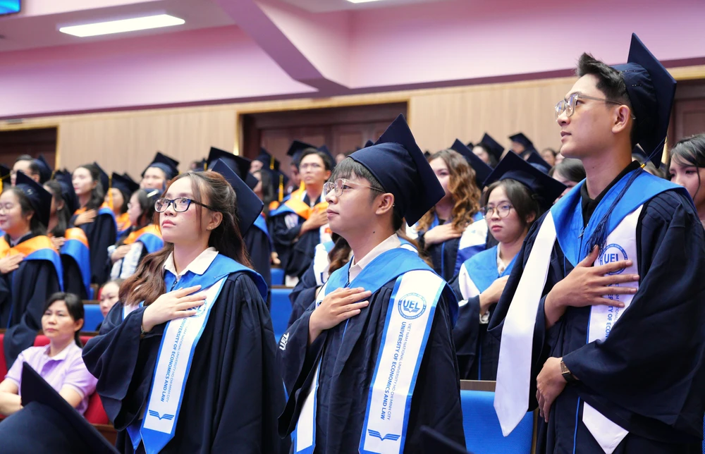 hieu-truong-uel-tot-nghiep (3).JPG