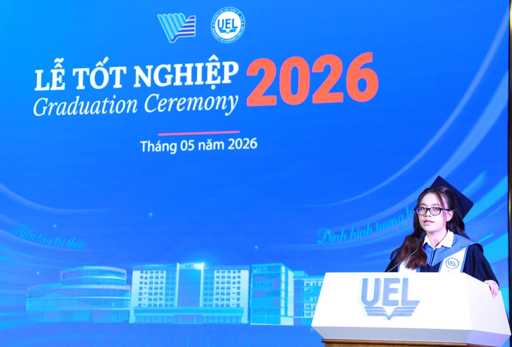 hieu-truong-uel-tot-nghiep (5).JPG