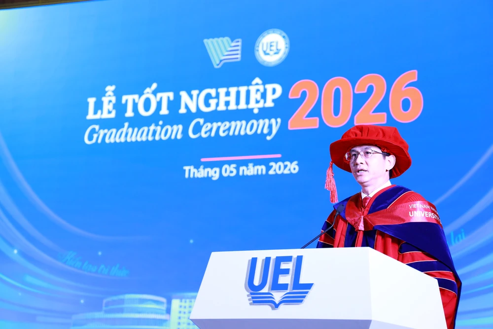 hieu-truong-uel-tot-nghiep (6).JPG