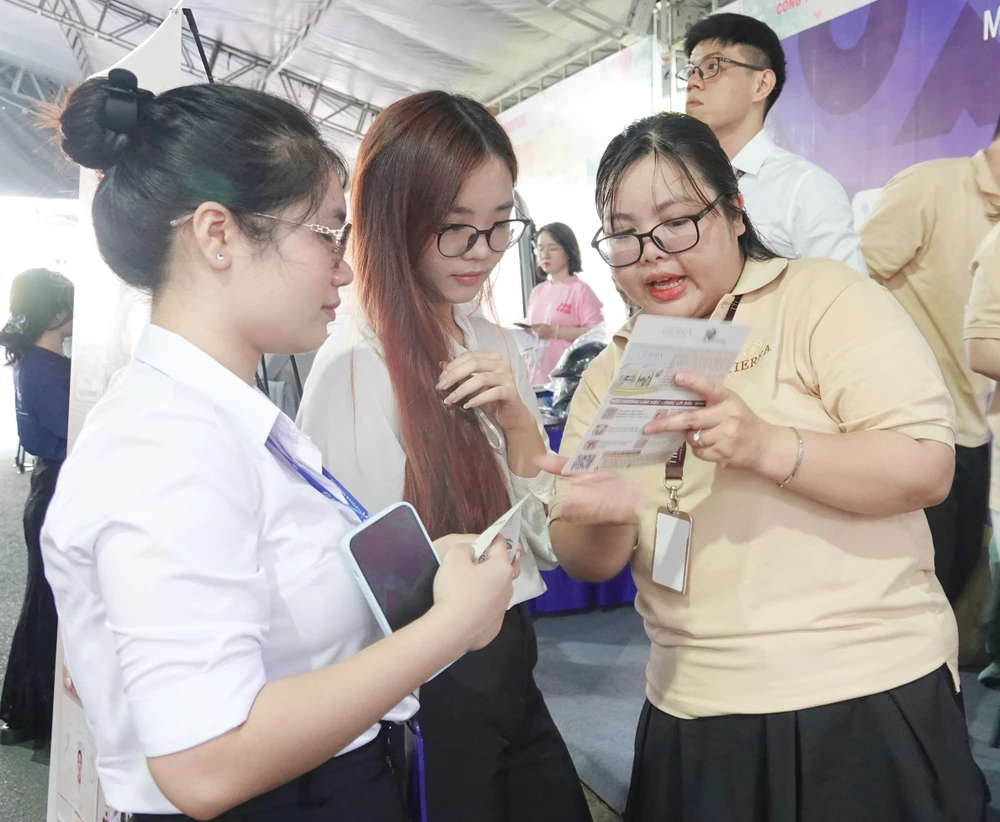 sinh-vien-viec-lam-truong-dai-hoc-1uoc-te (1).jpg