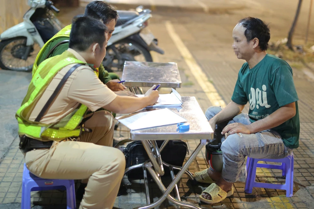 biet-loi-phat-12-trieu-dong-nguoi-dan-ong-co-nong-do-con-bo-xe-o-tp-hcm (1).jpg