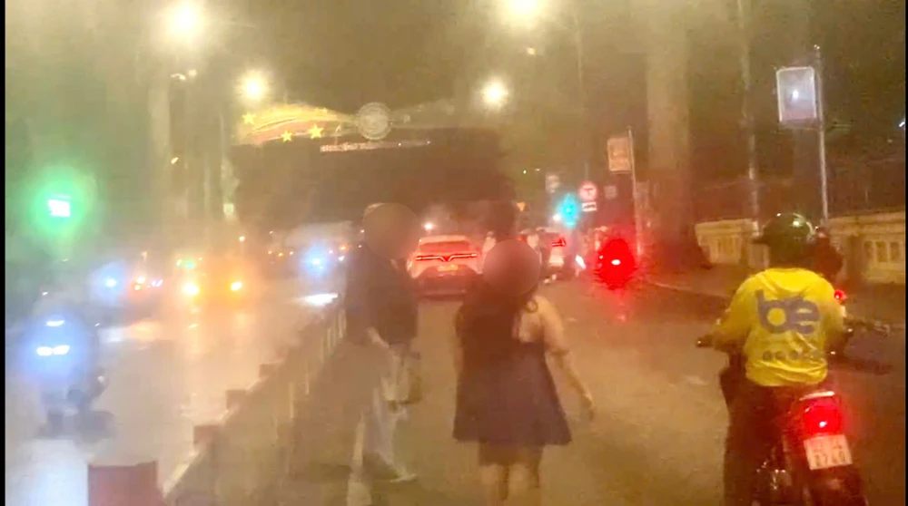 Xác minh vụ nhóm người rượt đuổi, đập phá xe taxi công nghệ ở Bình Thạnh