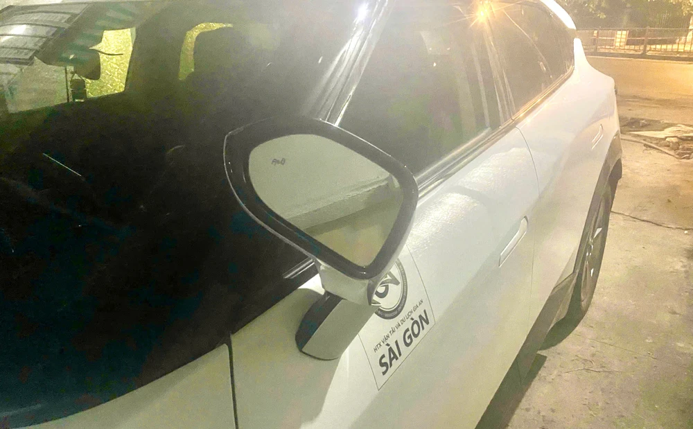 xac-minh-vu-nhom-nguoi-ruot-duoi-dap-pha-xe-taxi-cong-nghe-o-binh-thanh (4).jpg