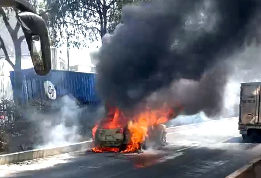 Xe ô tô bốc cháy ngùn ngụt khi đang chạy trên đường