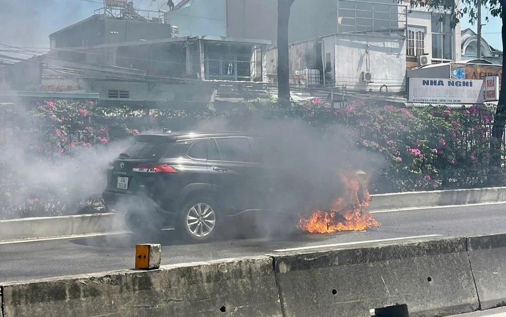 xe-o-to-boc-chay-ngun-ngut-khi-dang-chay-tren-duong (2).jpg