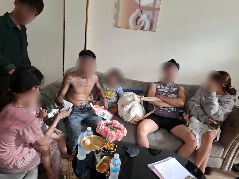 Cảnh sát cứu 6 người thoát khỏi đám cháy khách sạn ở Thủ Đức