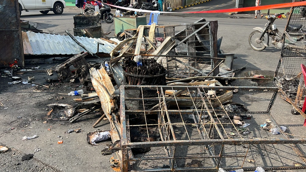 Tủ đồ, vật dụng bị đám cháy thiêu rụi còn trơ lại khung sắt ở chợ Thanh Đa.