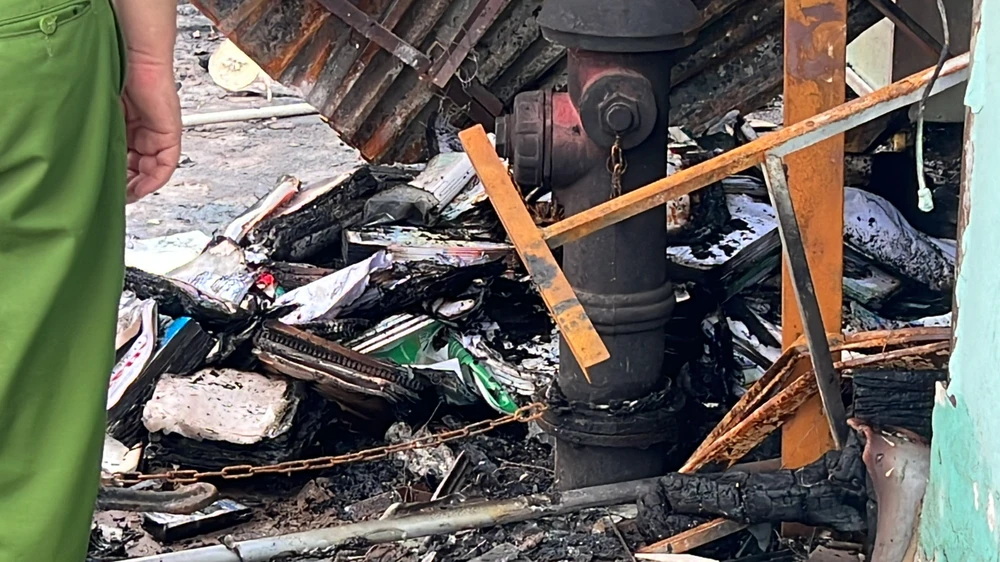 Một sạp báo, văn phòng phẩm bị thiêu rụi hoàn sau vụ cháy.