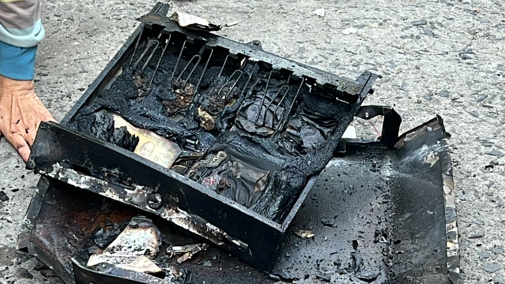 Tủ để tiền của ki-ốt văn phòng phẩm này cũng bị cháy rụi.