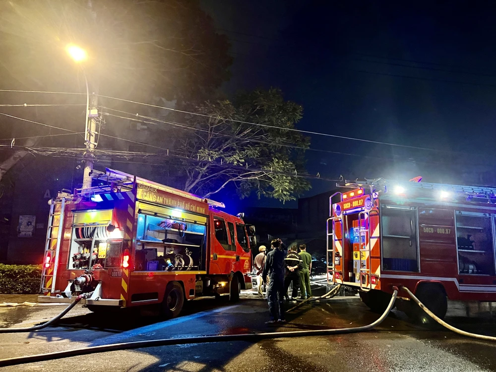 Nhiều xe chuyên dụng cùng hàng chục cán bộ, chiến sĩ được điều động phối hợp với địa phương triển khai công tác dập lửa.