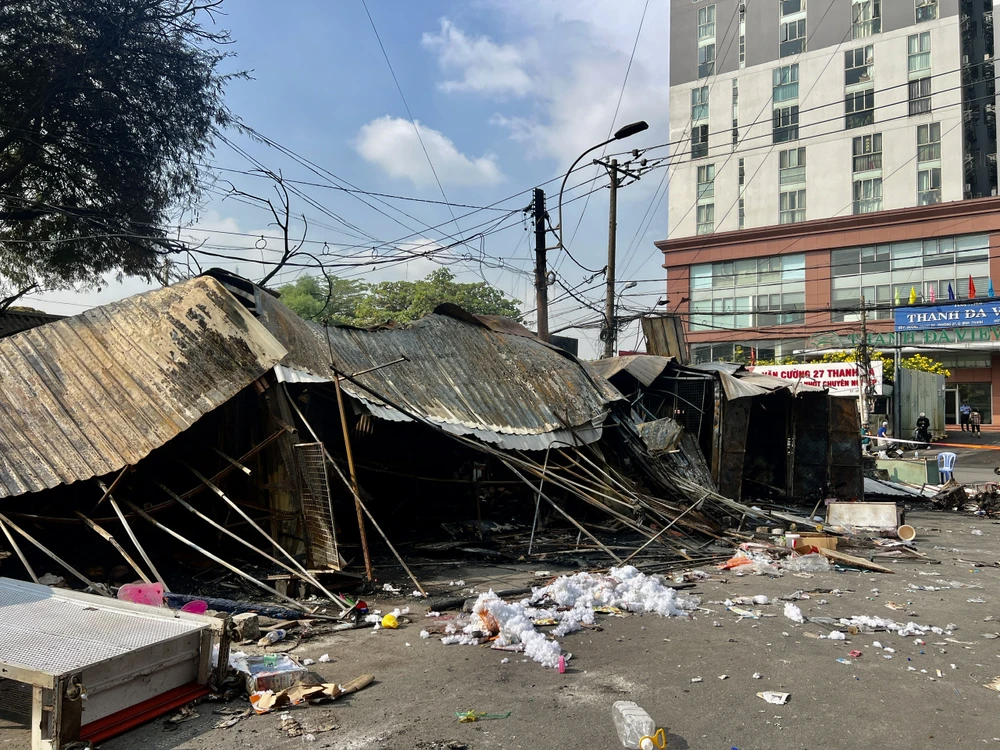 Đến trưa 18-3, lực lượng chức năng vẫn đang phong tỏa hiện trường, điều tra nguyên nhân vụ cháy và xác định mức độ thiệt hại.