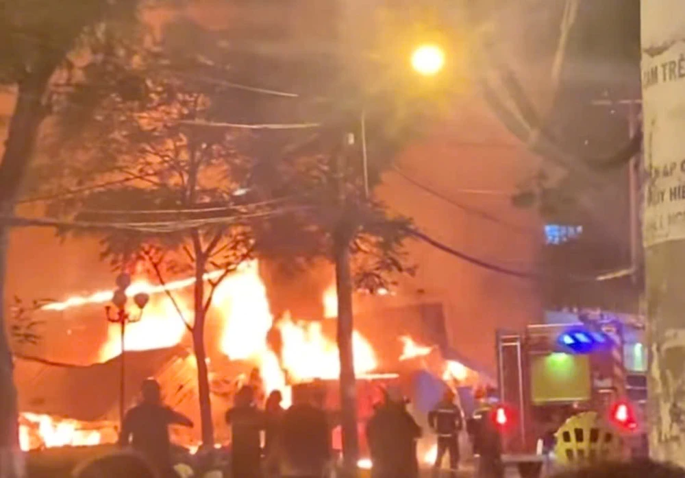 Ngọn lửa bùng phát và cháy lan sang các ki-ốt ở chợ Thanh Đa xảy ra vào đêm 17-3.