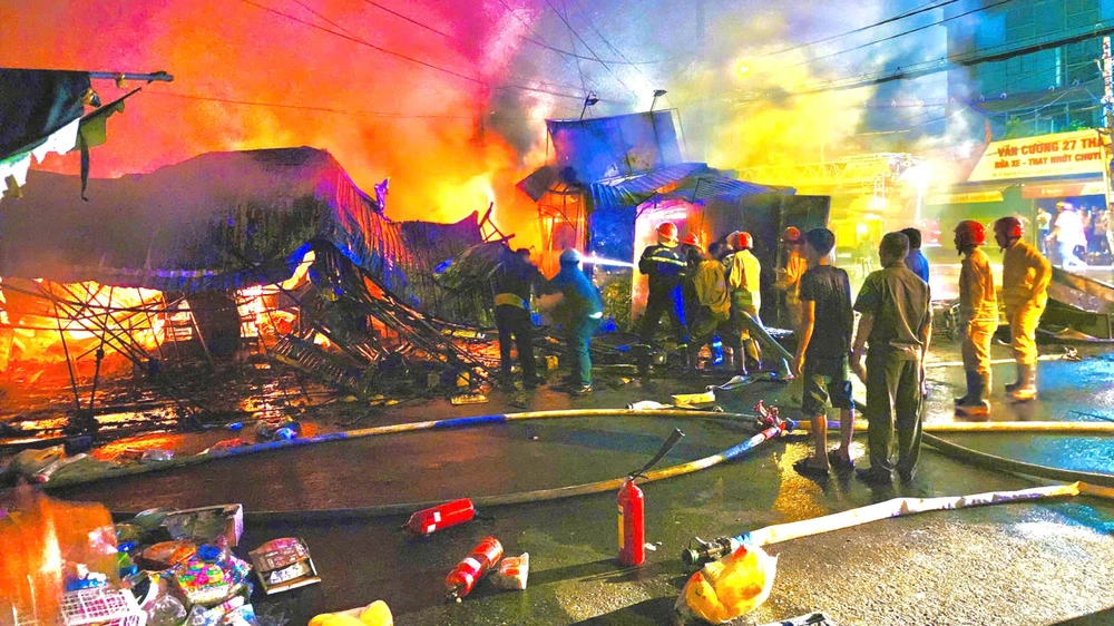 nhan-chung-ke-lai-giay-phut-hoang-loan-chua-chay-o-cho-thanh-da (2).jpg