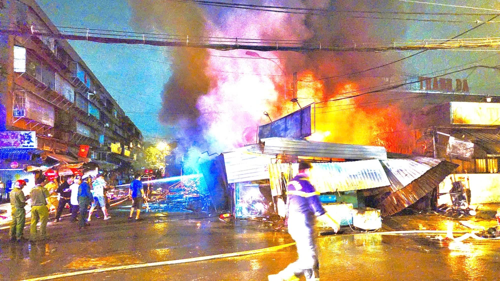 nhan-chung-ke-lai-giay-phut-hoang-loan-chua-chay-o-cho-thanh-da (3).jpg