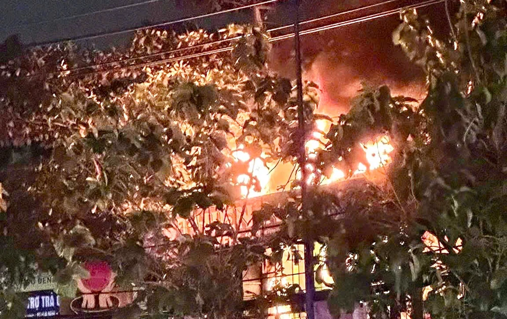 TP Thủ Đức: Quán cà phê bốc cháy dữ dội gần ngã tư Bình Thái