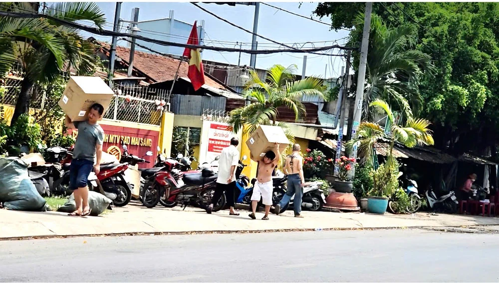 Cháy dữ dội xưởng sản xuất ba lô, túi xách ở Hóc Môn