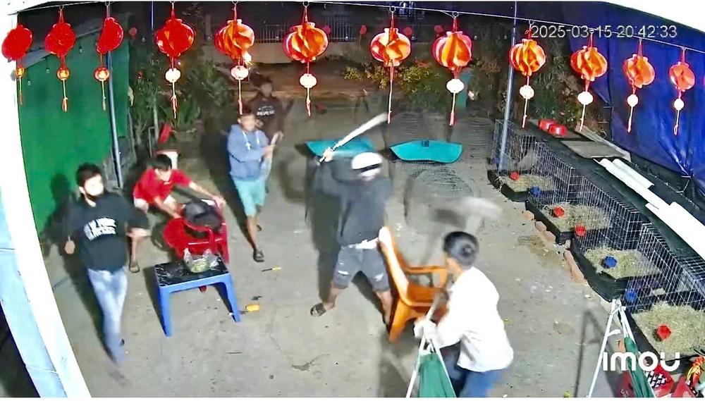 Nhóm thanh niên cầm hung khí xông vào nhà tấn công vì bị cho là ‘nhìn đểu’