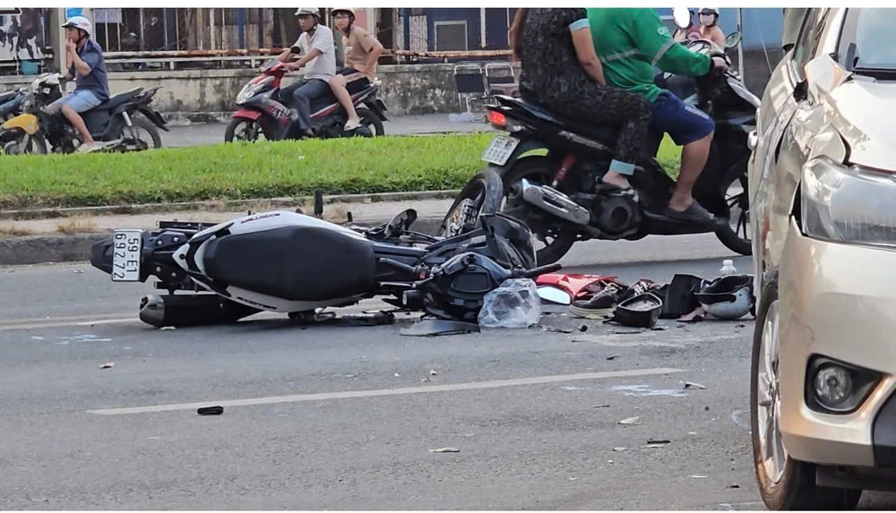 Xe máy gãy gập sau va chạm với ô tô 4 chỗ