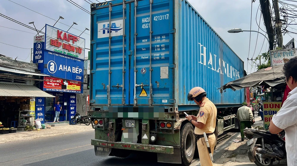 Tài xế xe công nghệ tử vong sau va chạm với xe container