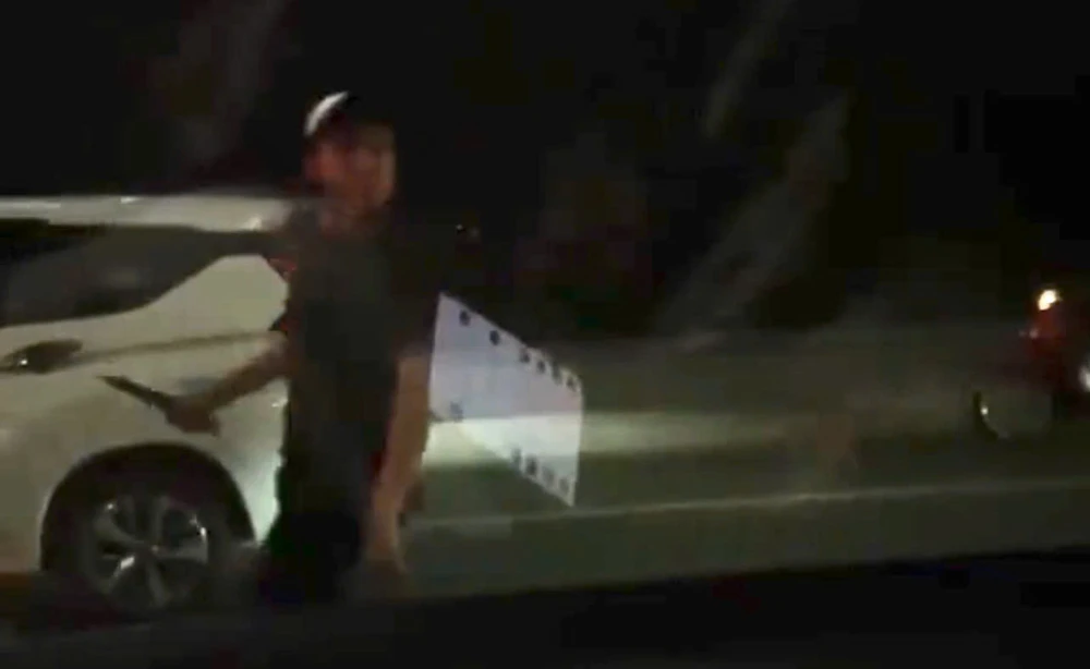 trieu-tap-2-nhom-thanh-nien-cam-hung-khi-duoi-chem-nhau-tren-duong-o-tp-thu-duc (1).jpg