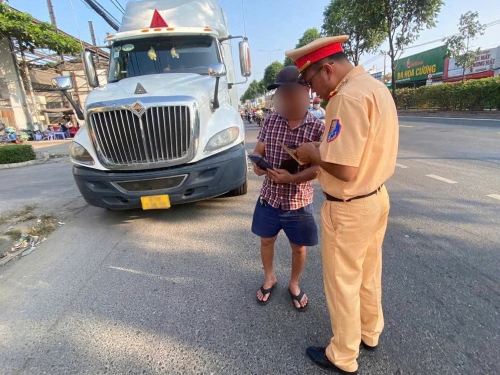 TP.HCM: CSGT xử phạt tài xế vi phạm qua trích xuất dữ liệu từ camera hành trình