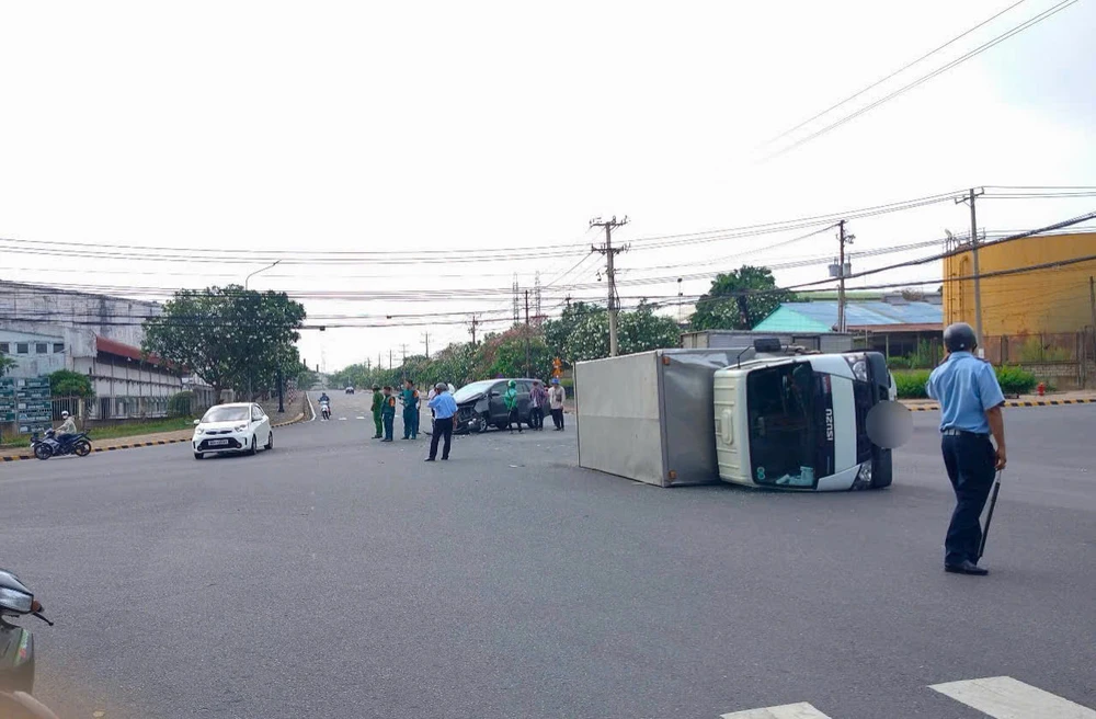 Va chạm với xe ô tô, xe tải lật ngang giữa giao lộ ở Đồng Nai