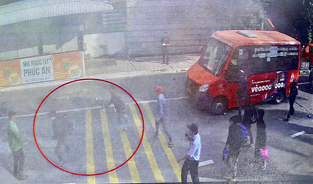 khoi-to-bat-tai-xe-xe-om-cam-soi-day-cap-khoa-xe-duoi-danh-nguoi-tai-ben-xe-mien-dong (1).jpg