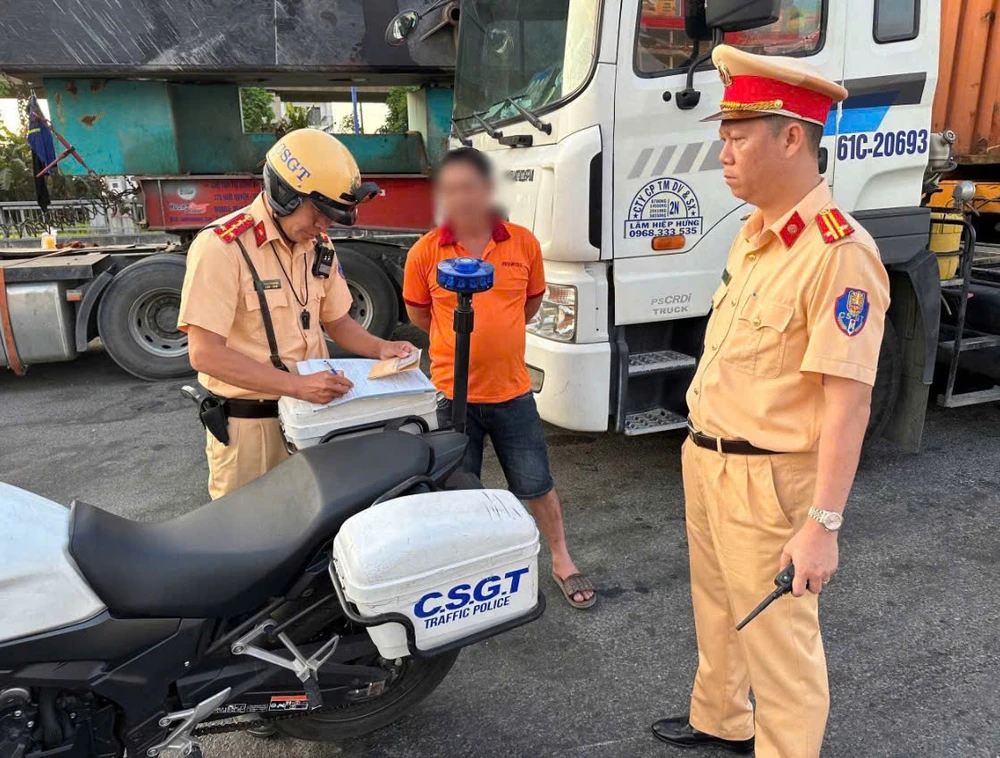 csgt-xu-phat-hang-chuc-truong-hop-thong-qua-camera-hanh-trinh (2).jpg