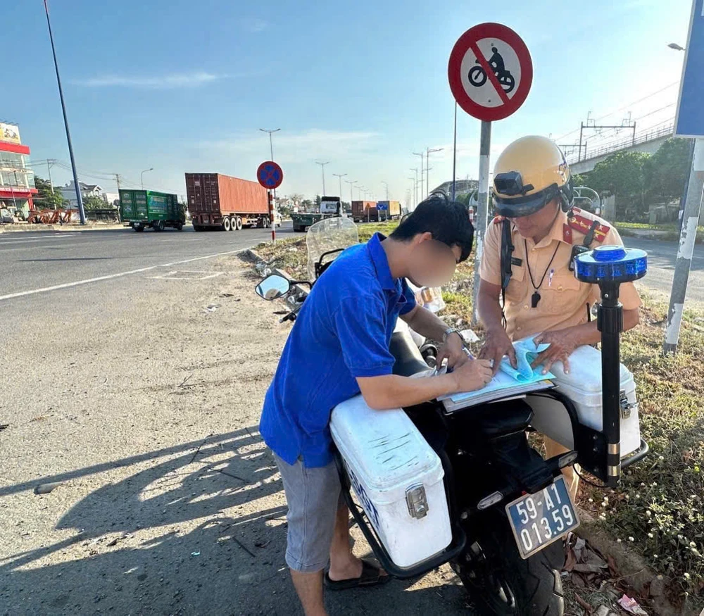 csgt-xu-phat-hang-chuc-truong-hop-thong-qua-camera-hanh-trinh (3).jpg