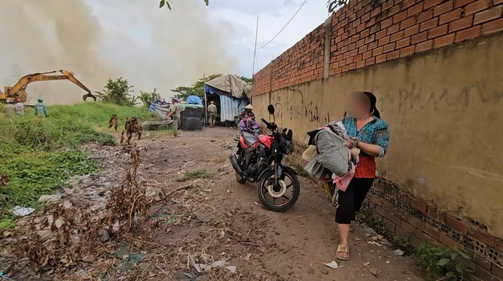 Cháy lớn tại khu đất trống ở quận Bình Tân, hàng chục nhà dân tháo chạy