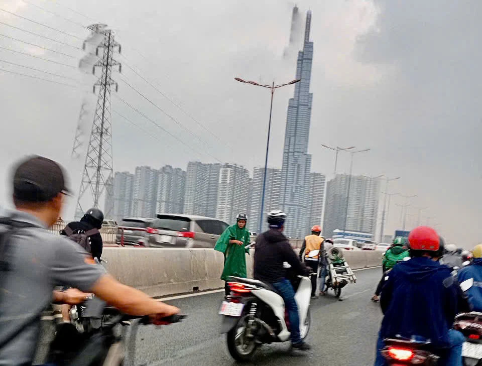 nhieu-nguoi-te-nga-khi-di-qua-cau-sai-gon (1).jpg